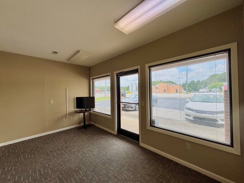 More Photos Of 1301-1385 W Danville St, South Hill Office For Lease