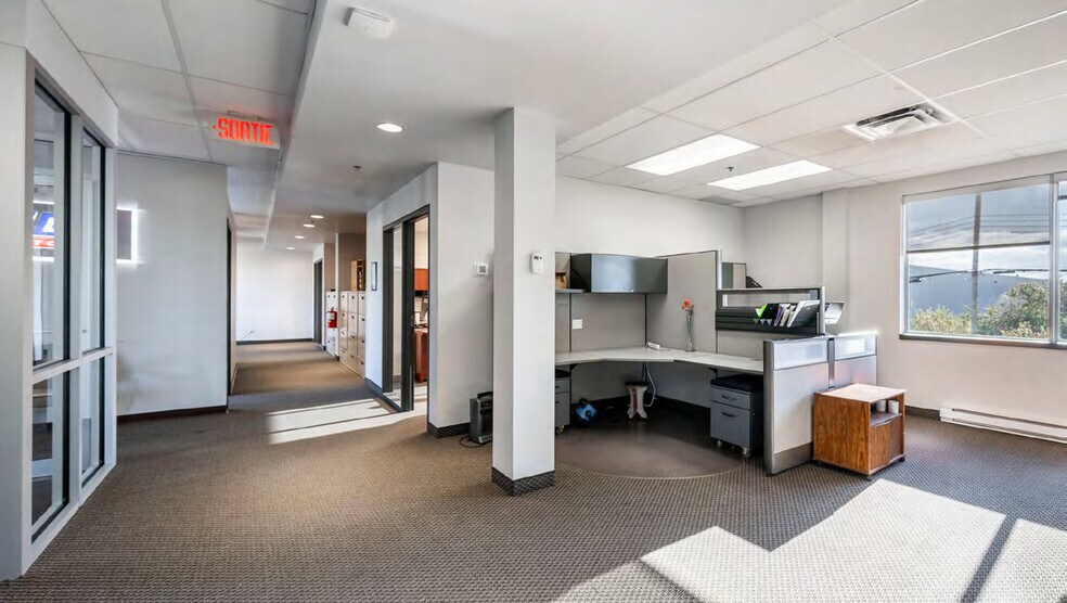More Photos Of 88 Av Leacock, Pointe-claire Manufacturing For Sale