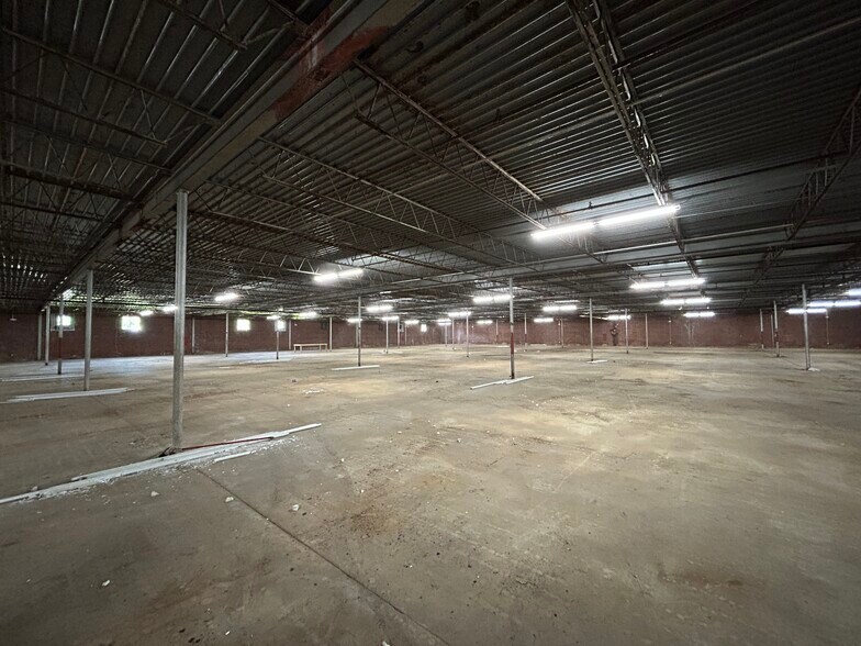 More Photos Of 611 Heritage Dr, Lake View Warehouse For Lease