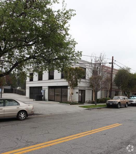 Primary Photo Of 1036 N Lake St, Burbank Service For Lease