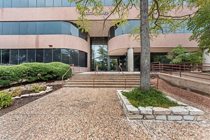 More Photos Of 222 S Sidney Baker St, Kerrville Office For Sale
