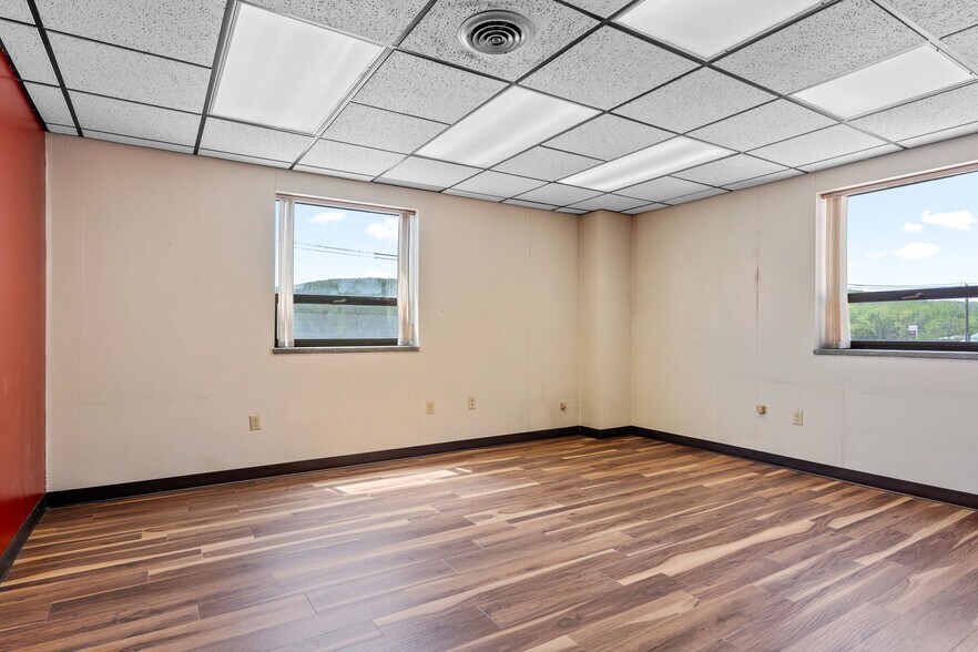 More Photos Of 63 Barlow Rd, Binghamton Distribution For Lease