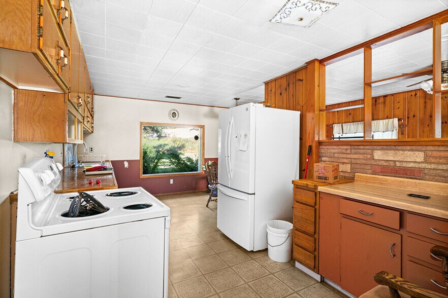 More Photos Of 4892 MN-61 N, Beaver Bay Specialty For Sale