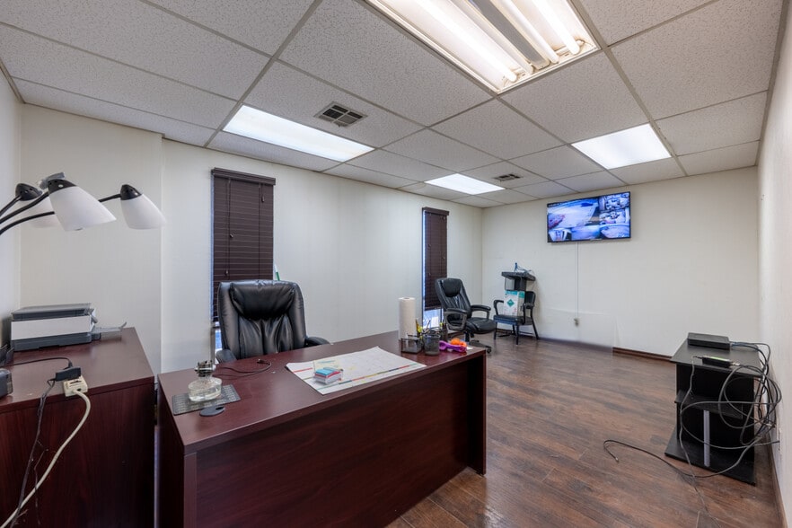 More Photos Of 4901 S Rockwell St, Oklahoma City Service For Sale