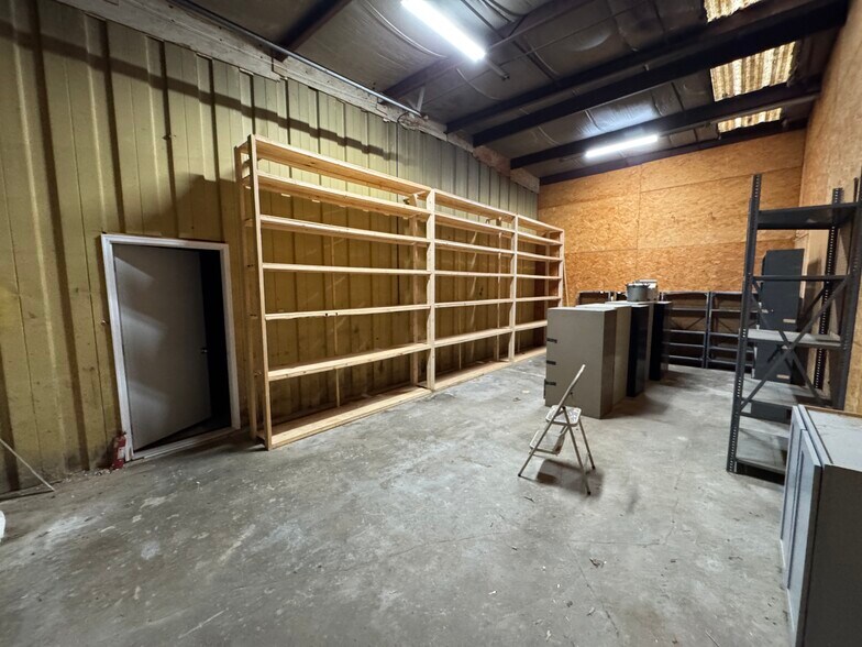 More Photos Of 400 E Jackson St, Broken Arrow Warehouse For Lease