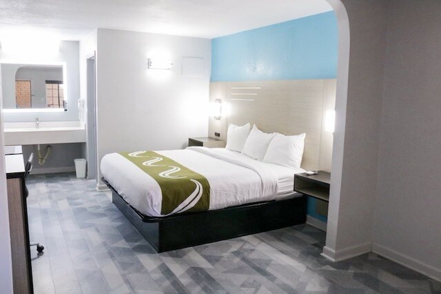 More Photos Of 1927 W Oaklawn Rd, Pleasanton Hotel For Sale