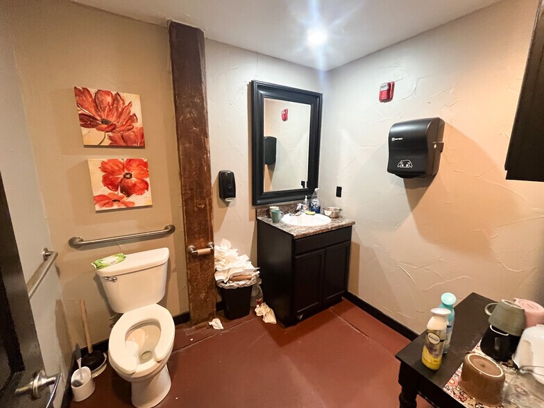 More Photos Of 509 W Olive St, Springfield General Retail For Sale