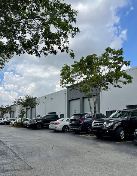 More Photos Of 3140 W 84th St, Hialeah Warehouse For Lease