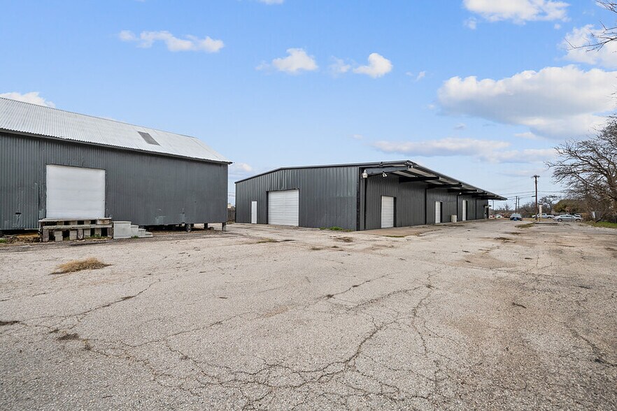 More Photos Of 704 W University Ave, Georgetown Light Distribution For Lease