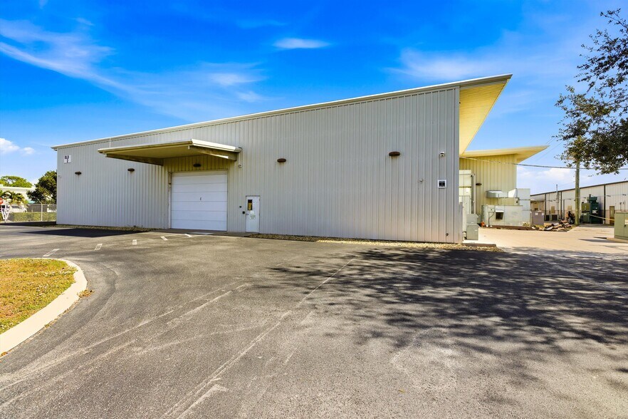 More Photos Of 3581 Mercantile Ave, Naples Manufacturing For Lease
