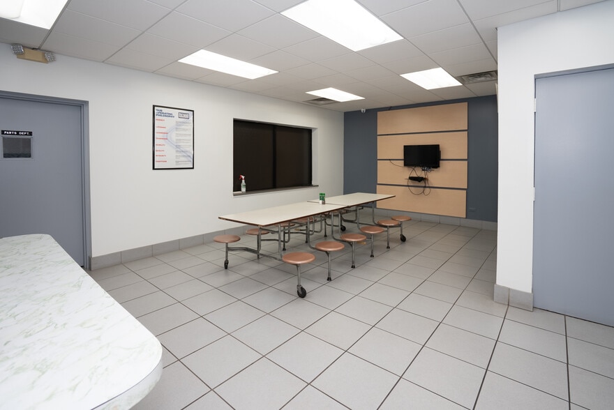 More Photos Of 21800 Gratiot Ave, Eastpointe Auto Dealership For Sale