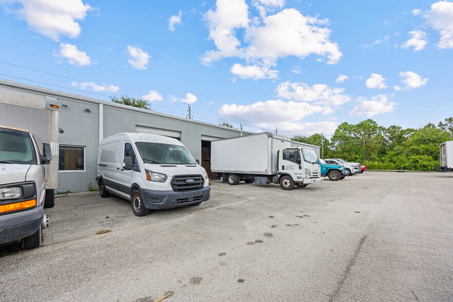 More Photos Of 3195 New York Ave, Melbourne Warehouse For Lease