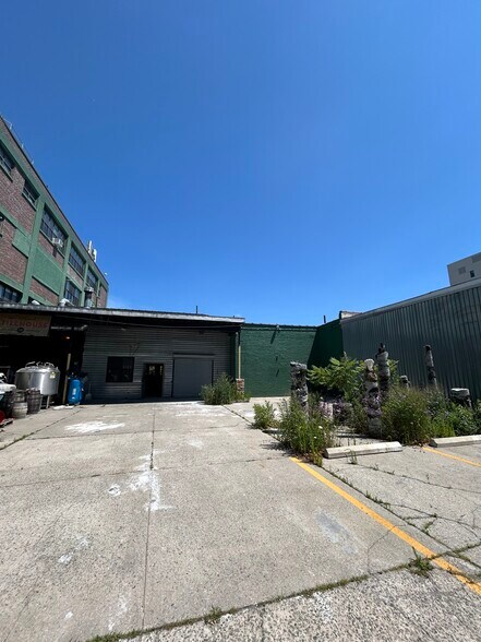 More Photos Of 18 Bay St, Brooklyn Light Manufacturing For Lease