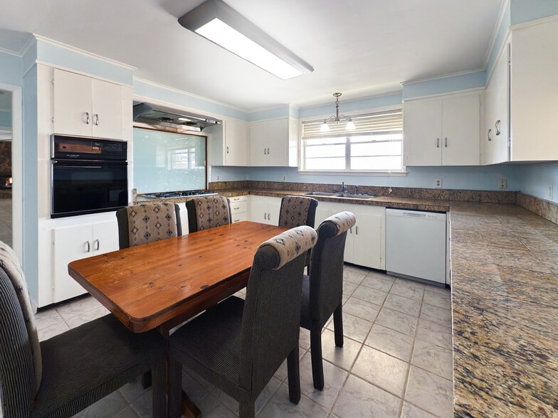 More Photos Of 1801 S 5th St, Leesville Hotel For Sale