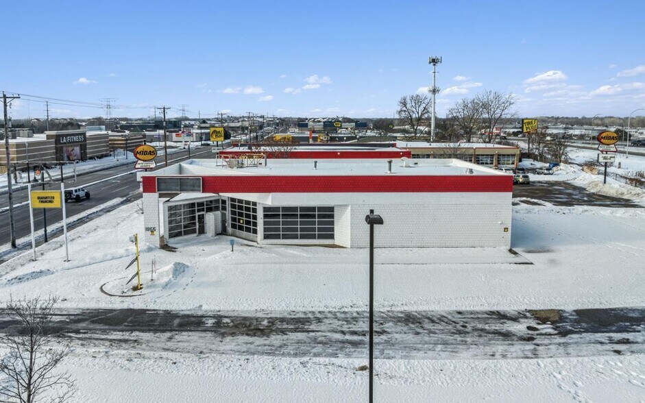 More Photos Of 1955 County Road D E, Maplewood Auto Repair For Sale