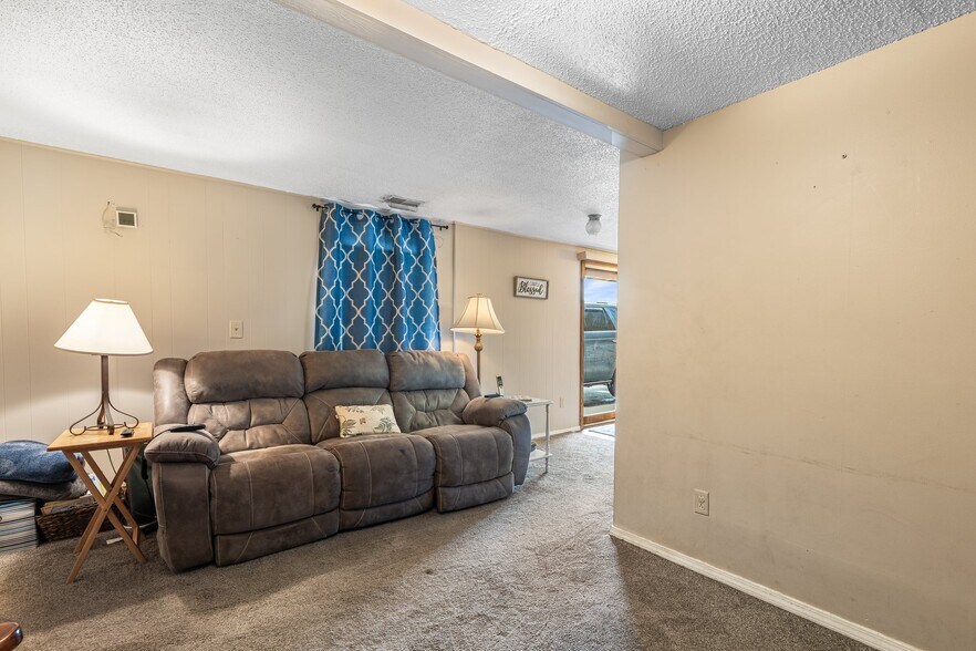 More Photos Of 310 S McCune St, Pilot Knob Hotel For Sale