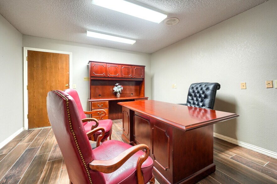 More Photos Of 6812 Avenue K, Plano Flex For Lease