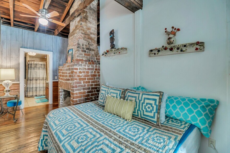 More Photos Of 8 E 41st St, Savannah Storefront Retail Residential For Sale