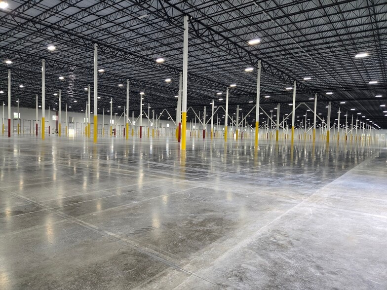 More Photos Of 5550 POW-MIA Memorial Pky, Jacksonville Distribution For Lease