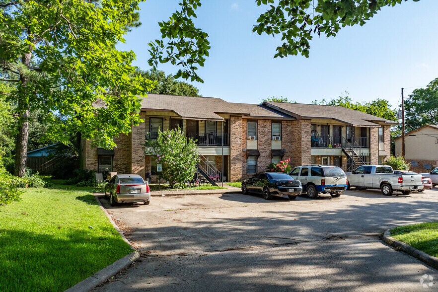 Primary Photo Of 205 E Watson St, Willis Apartments For Sale