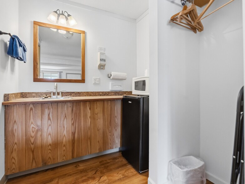 More Photos Of 16154 US 63 Hwy, Hayward Hotel For Sale