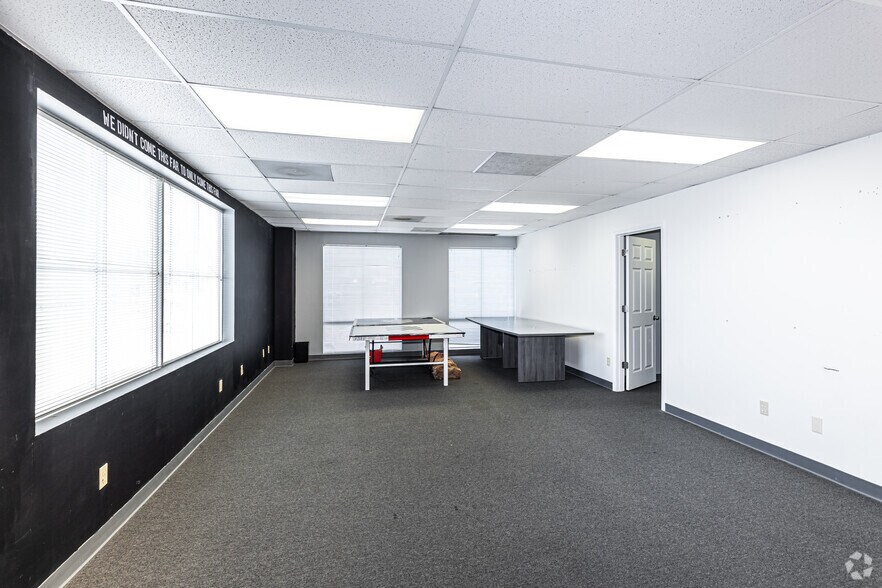 More Photos Of 3737 S Elizabeth St, Independence Office For Lease