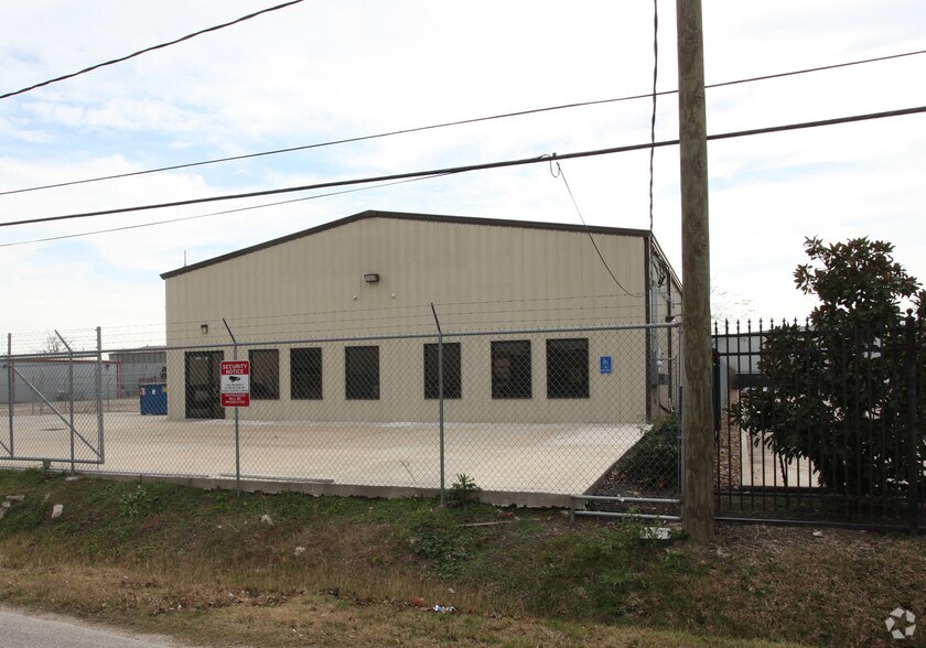 More Photos Of 5925 Gardendale Dr, Houston Warehouse For Lease