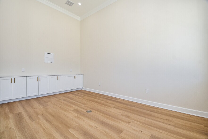 More Photos Of 1325 Main St, Katy Office For Sale