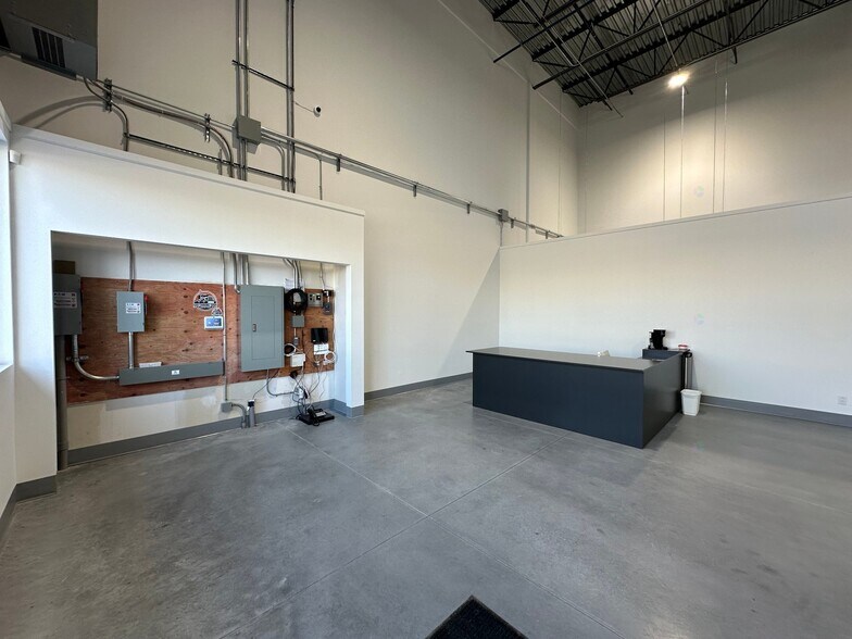 More Photos Of 5539 St Ernest-Cormier, Laval Showroom For Lease