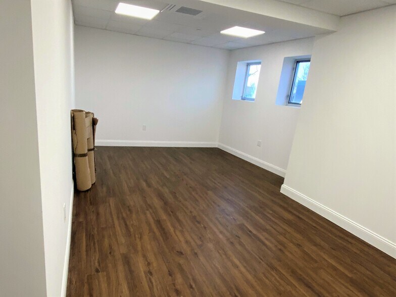 More Photos Of 1909 Great Neck Rd, Copiague Freestanding For Lease