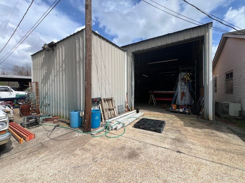 Primary Photo Of 2009 Barcelona rd, Chalmette Flex For Lease