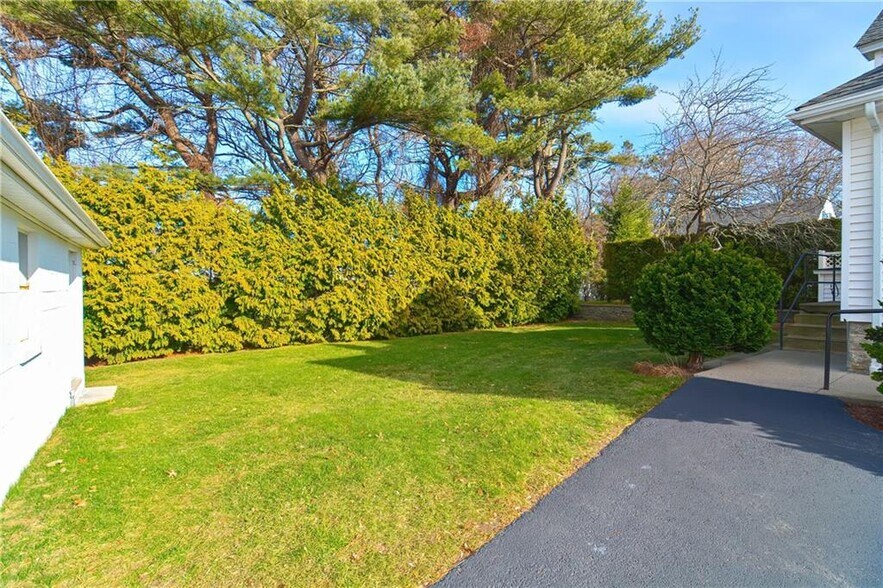 More Photos Of 468 Warren Ave, East Providence Medical For Sale