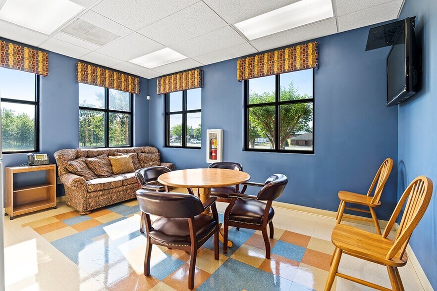 More Photos Of 202 Overland Dr, Greenwood Medical For Lease
