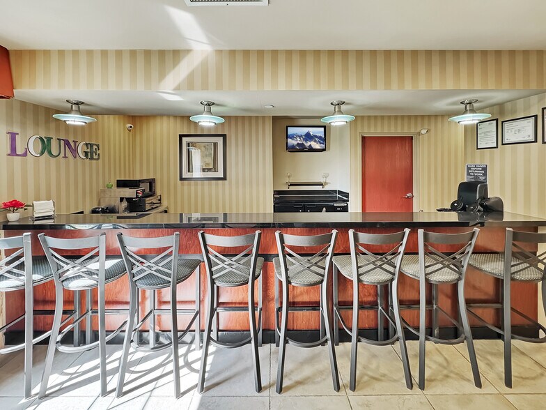 More Photos Of 1515 Planeview Dr, Oshkosh Hotel For Sale