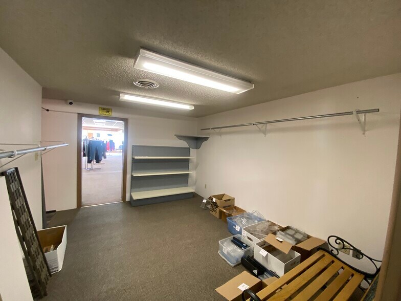 More Photos Of 312 S Federal Blvd, Riverton General Retail For Sale