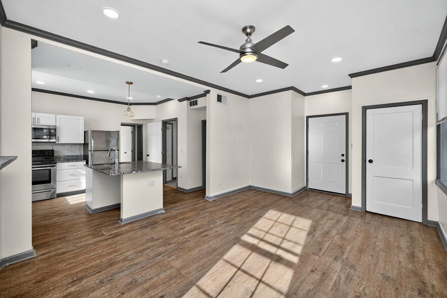 More Photos Of 102 W High St, Lexington General Retail For Sale