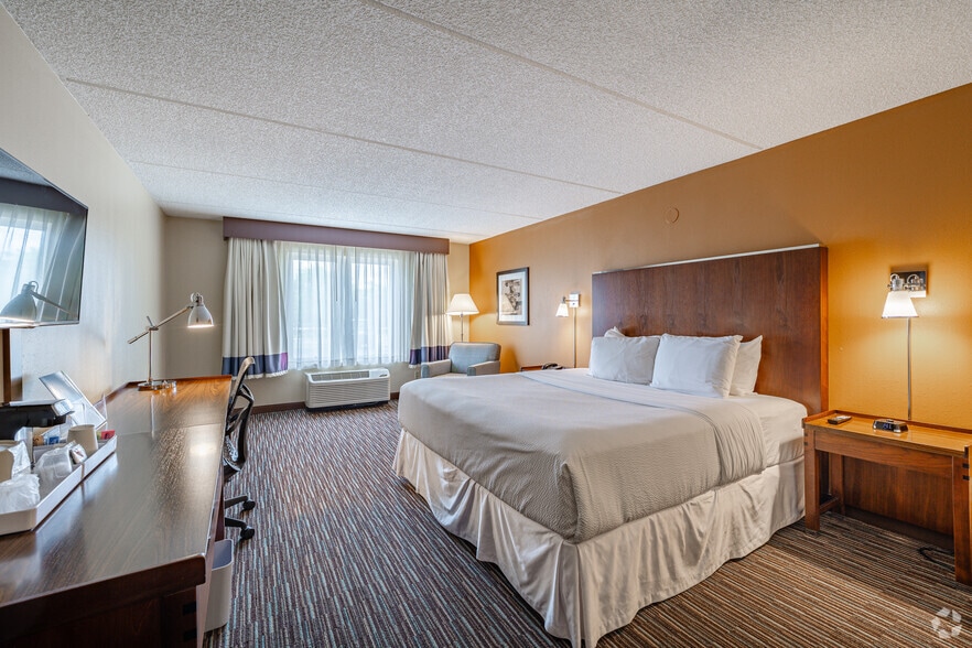 More Photos Of 900 W Lake Cook Rd, Buffalo Grove Hotel For Sale