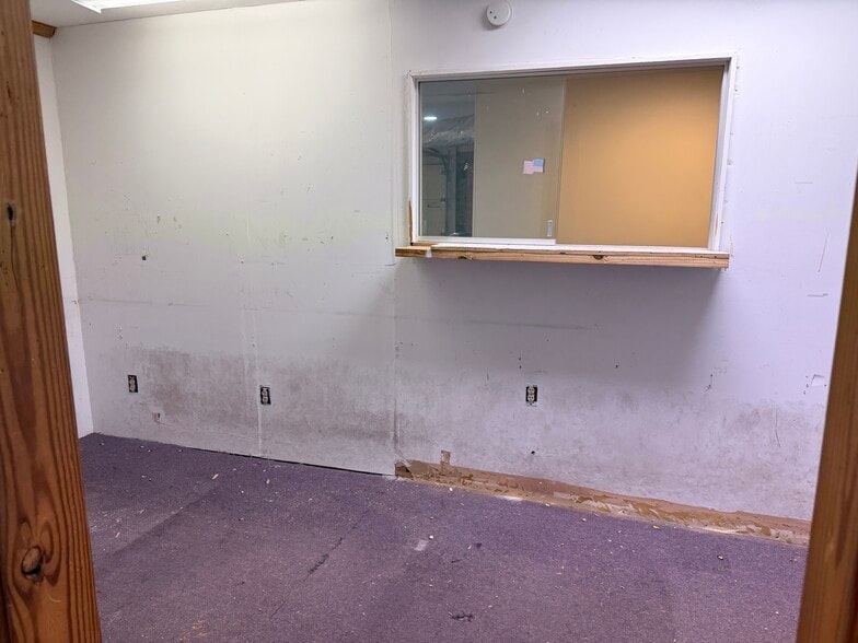 More Photos Of 106 Free Hill Rd, Hendersonville Warehouse For Lease
