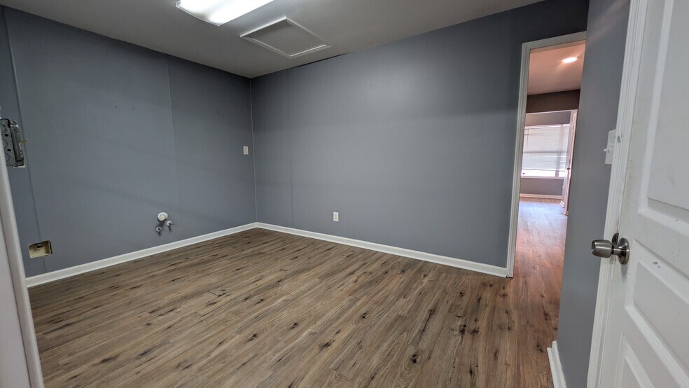 More Photos Of 515 Mountain Dr, Destin Flex For Lease