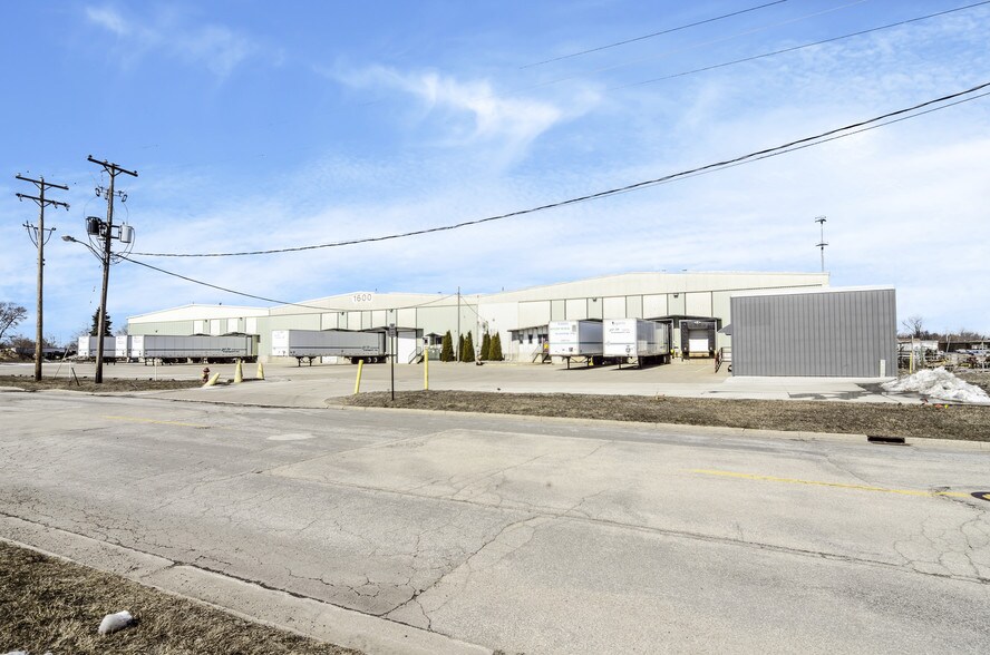 More Photos Of 401 Barth St, Midland Distribution For Lease