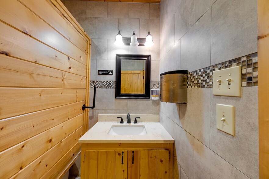 More Photos Of 17589 TX-19 Hwy, Montalba General Retail For Sale