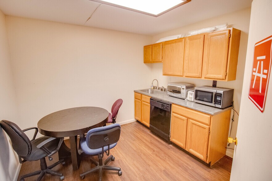 More Photos Of 319-321 Ridge St, Alton Showroom For Sale