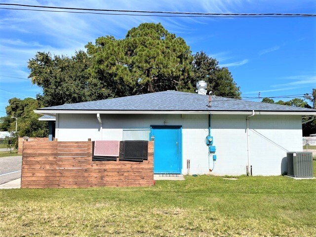 More Photos Of 1421 S 10th St, Fernandina Beach Freestanding For Sale