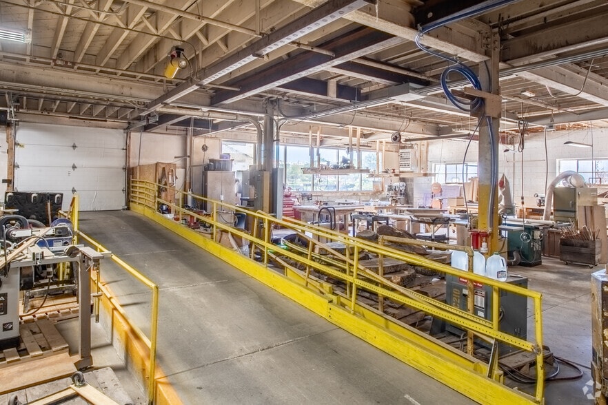 More Photos Of 218-326 Wisconsin Dr, Jefferson Office For Lease