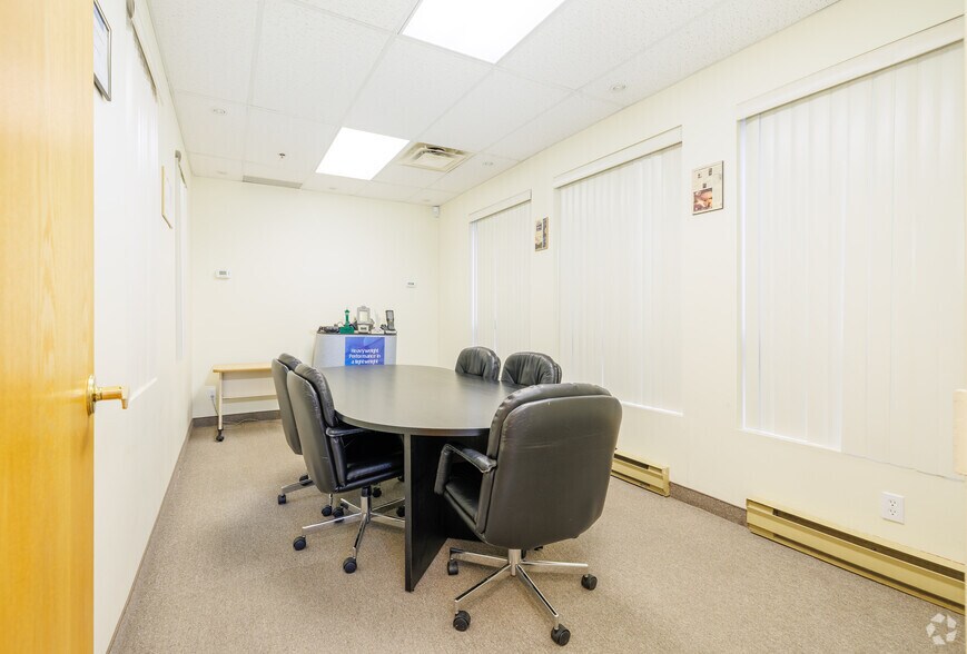 More Photos Of 2369-2395 Rue Rue Guénette, Saint-Laurent Light Distribution For Sale