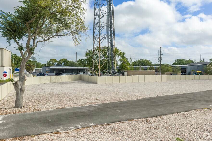 More Photos Of 120 Pinckney St, Oldsmar Warehouse For Lease
