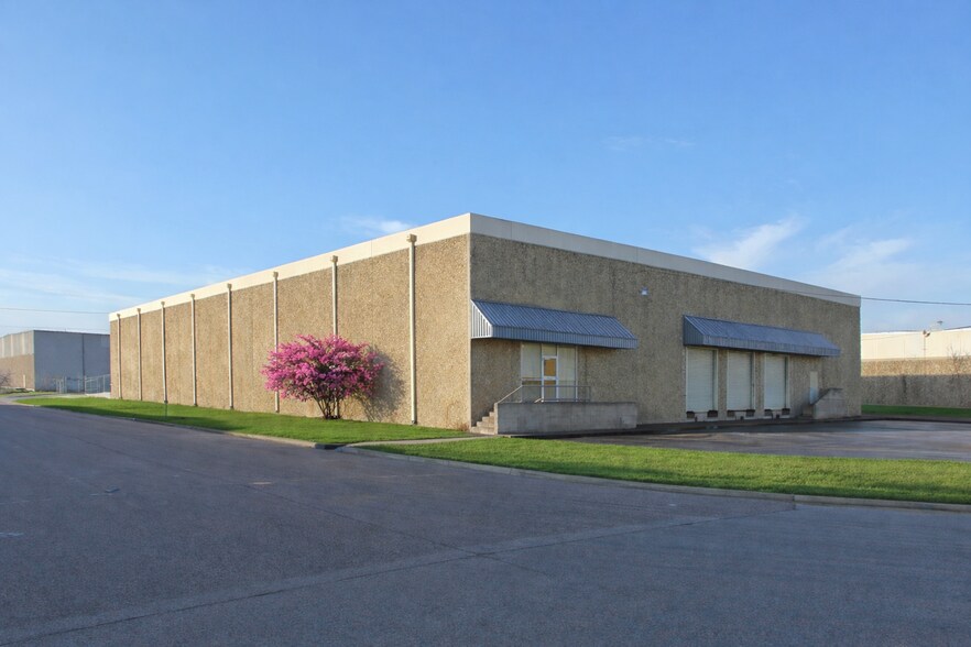 Primary Photo Of 2222 E Pioneer Dr, Irving Warehouse For Lease
