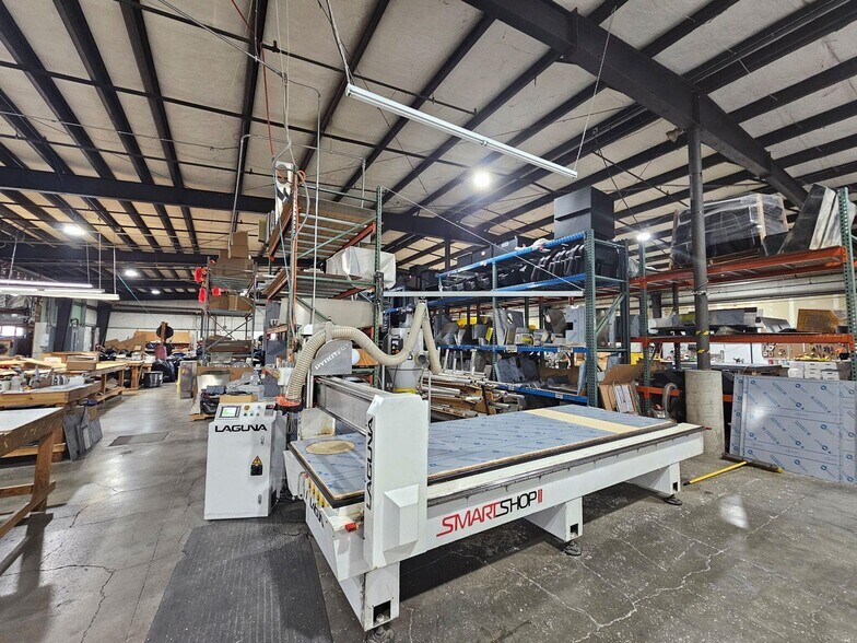 More Photos Of 1001 SW 1st St, Redmond Warehouse For Sale