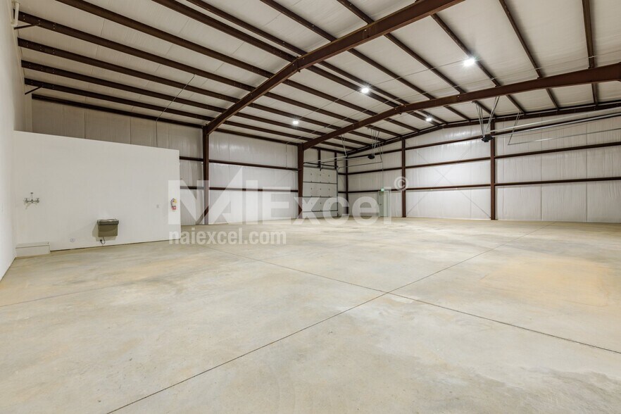 More Photos Of 1129 S Regional Park Rd, Hurricane Industrial For Lease