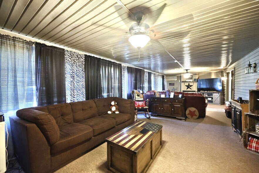 More Photos Of 1 Cherry St, Seven Valleys General Retail For Sale